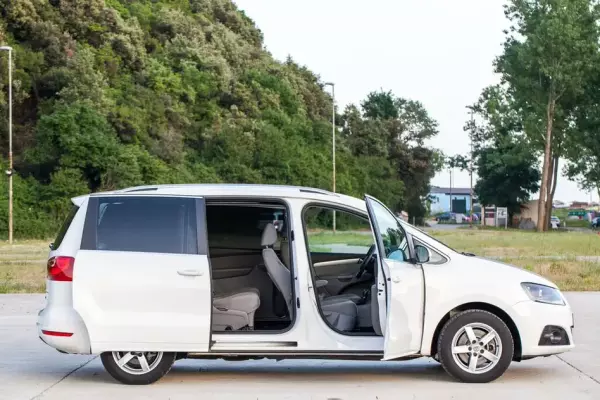 Seat Alhambra for rent in Djenovici
