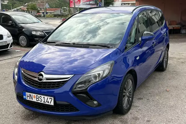 Opel Zafira for rent in Montenegro
