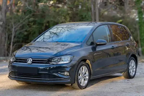 Volkswagen Golf Sportsvan for rent in Rose
