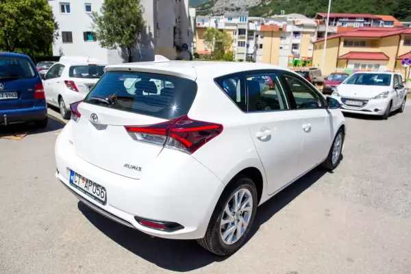 Toyota Auris for rent in Petrovac