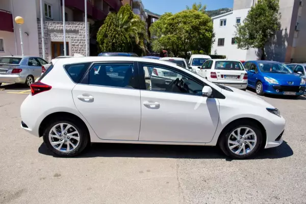 Toyota Auris for rent in Petrovac