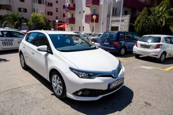 Toyota Auris for rent in Petrovac